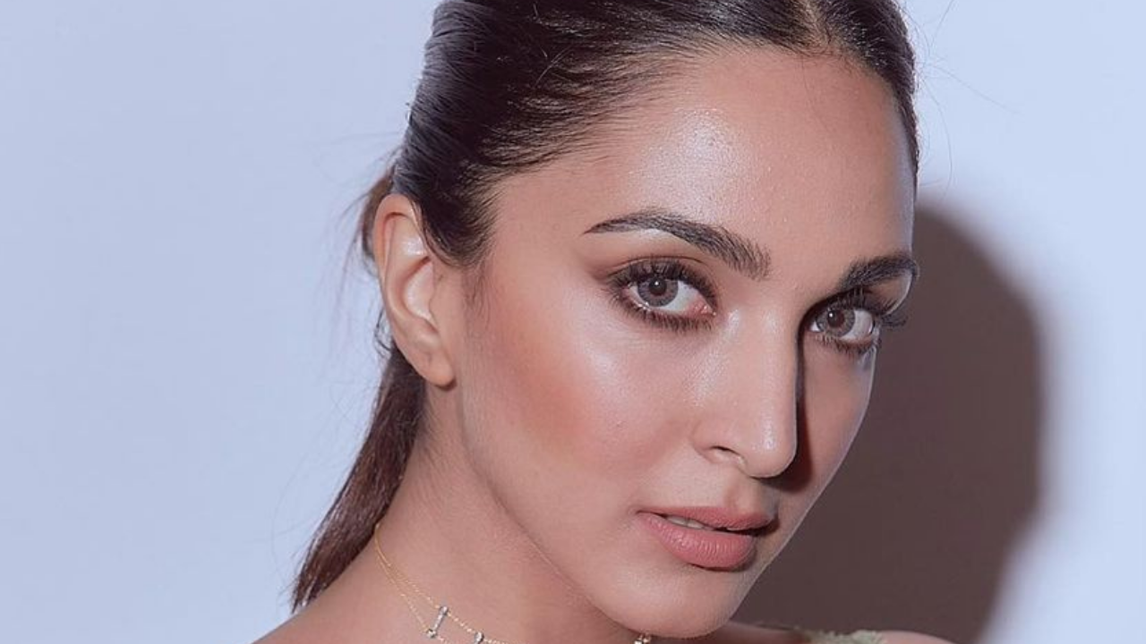 Kiara Advani's backless bohemian crop top look with a cute headscarf ...