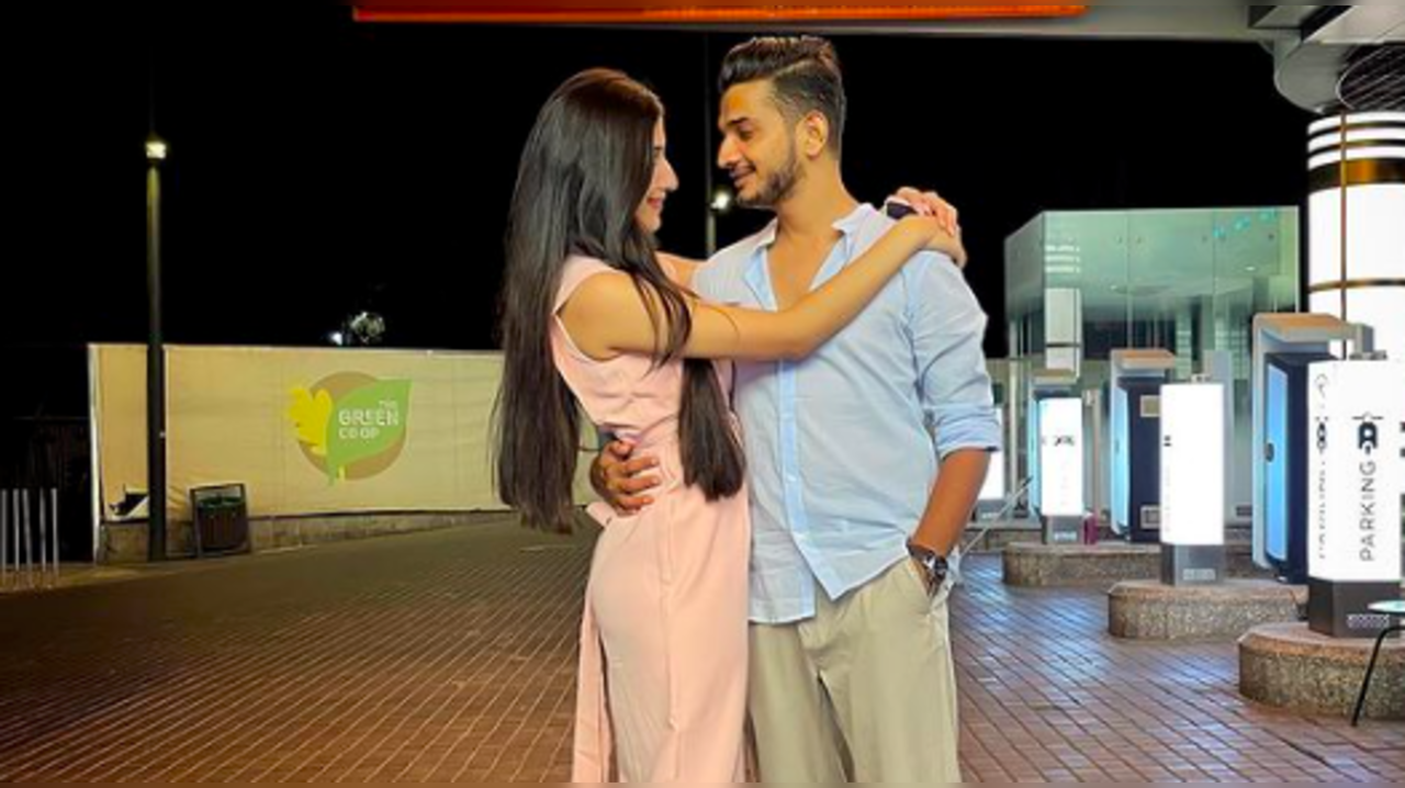 Munawar Faruqui Pens A Heartfelt Poem For His Girlfriend Nazila Uski Ankhein Telly Talk