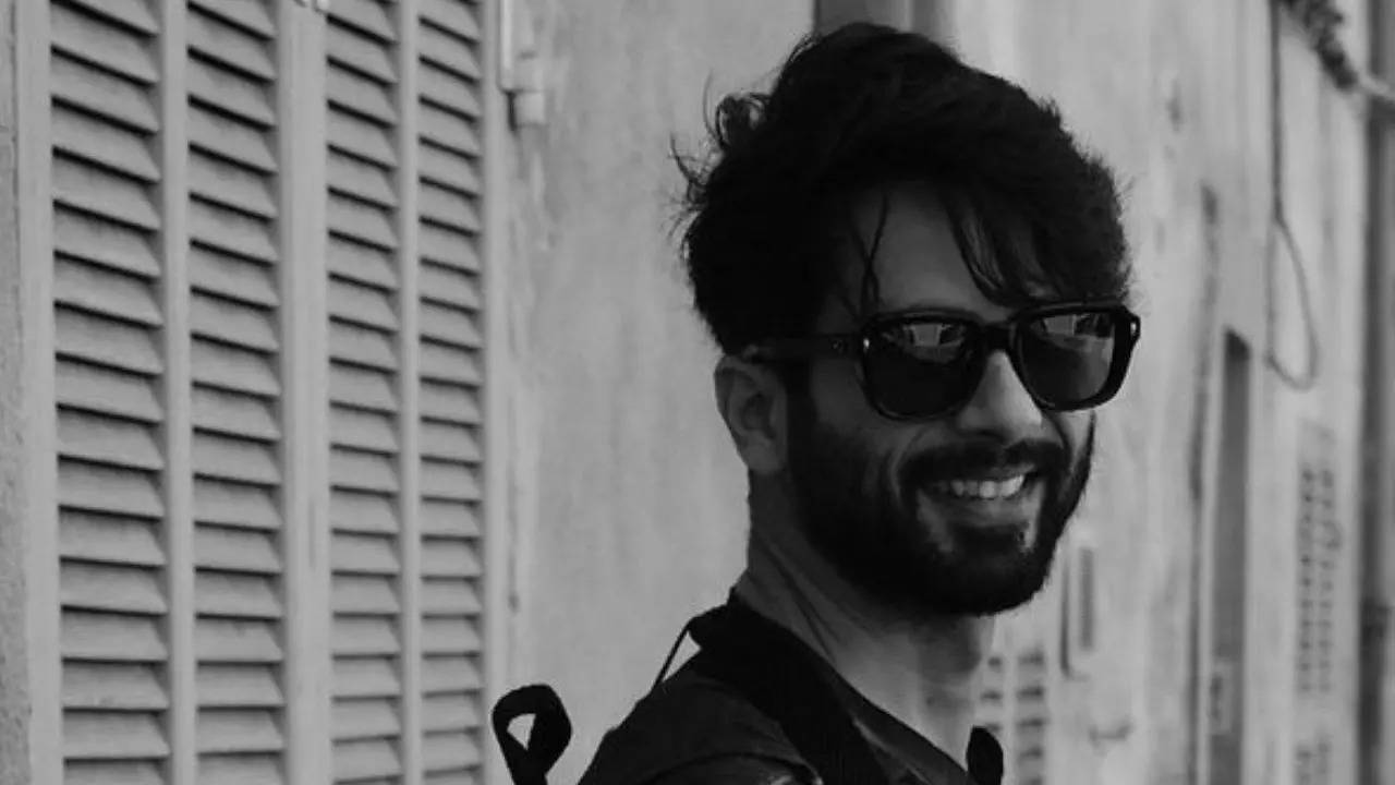 Shahid Kapoor channels his inner Shah Rukh Khan fan on Europe streets ...