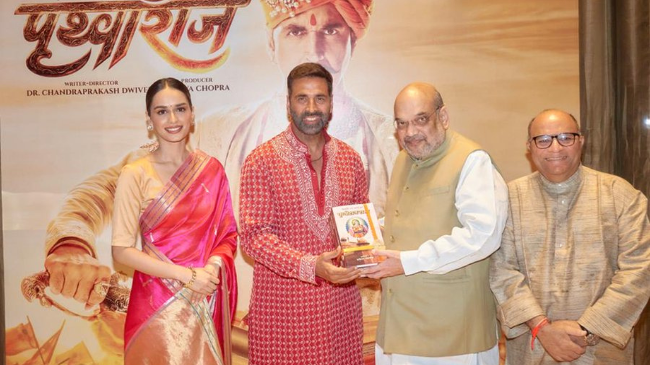 Amit Shah teases wife at screening of Samrat Prithviraj