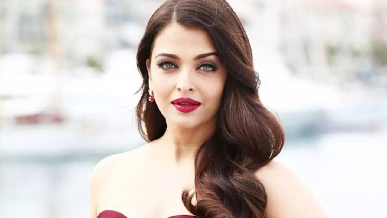 Cannes 2023: Foreign Paps MISTAKE Urvashi Rautela For Aishwarya Rai,  Netizens Say, 'Such A Copycat'. WATCH - Filmibeat