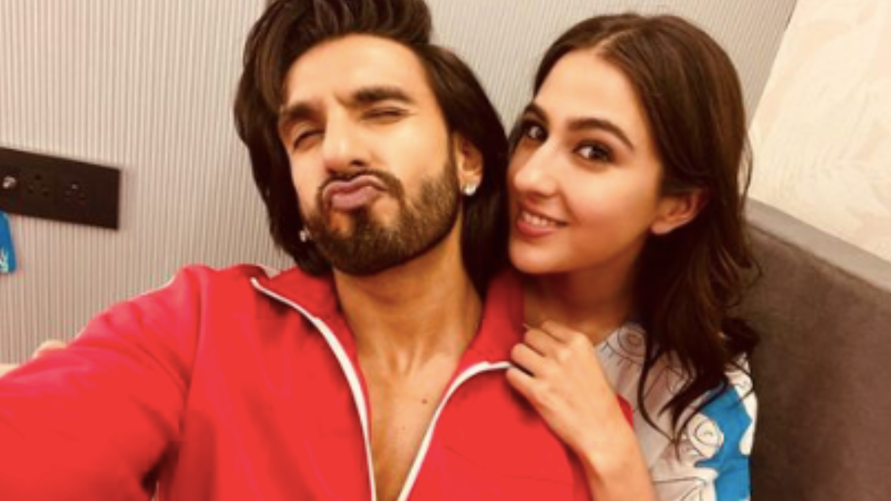 Sara Ali Khan clicks a selfie with Ranveer Singh