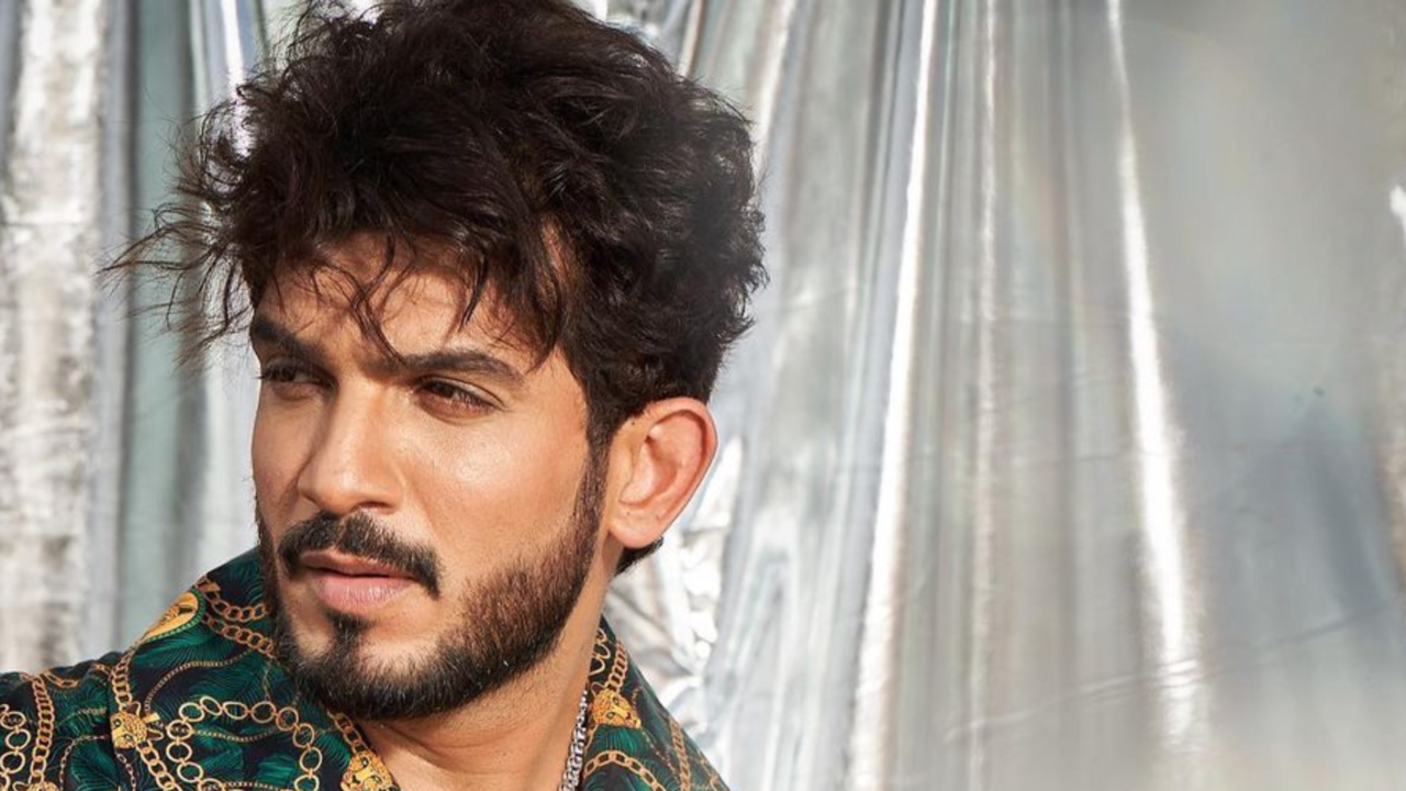 Arjun Bijlani recalls he sold his mother's gold jewellery to get his first  portfolio shoot: 'Didn't have any money' | Television News - The Indian  Express