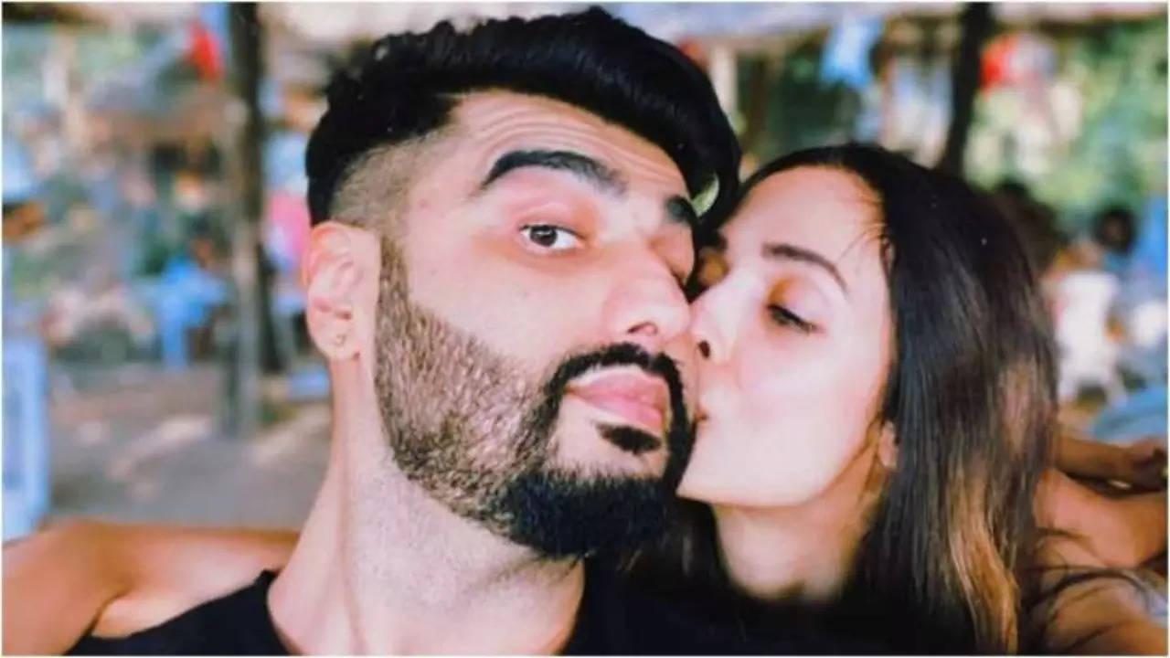 Malaika Arora, Arjun Kapoor twin with each other as they jet off for a bae-cation; netizens go 'Rab Ne Bana Di Jodi'