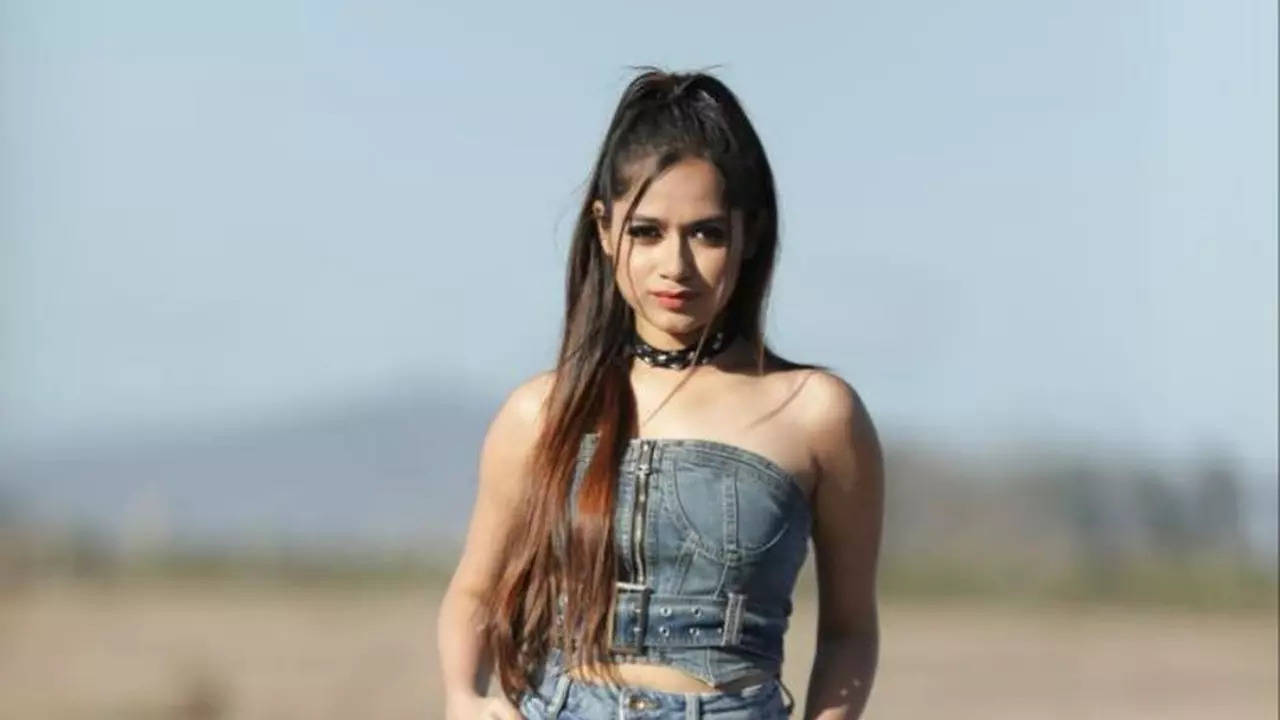 Jannat Zubair faints as she performs water stunt