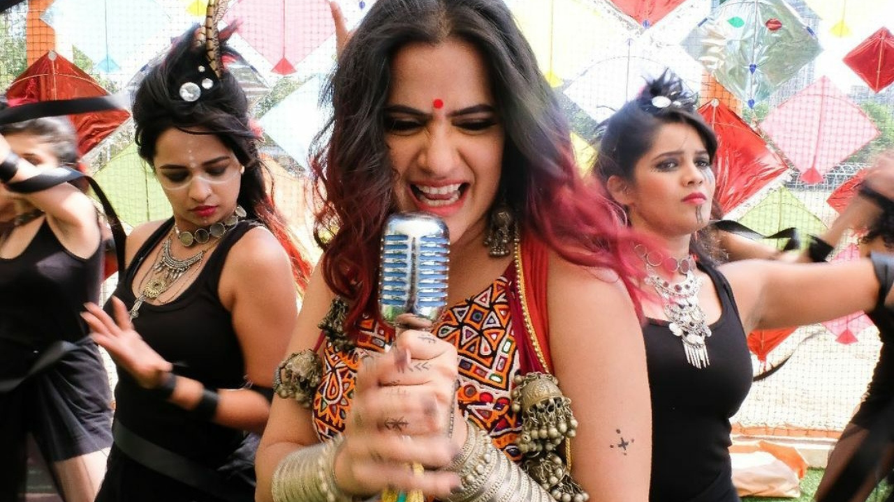 Sona Mohapatra Says Its A Shame That Some Bollywood Celebs Are Not Even Fluent In Hindi