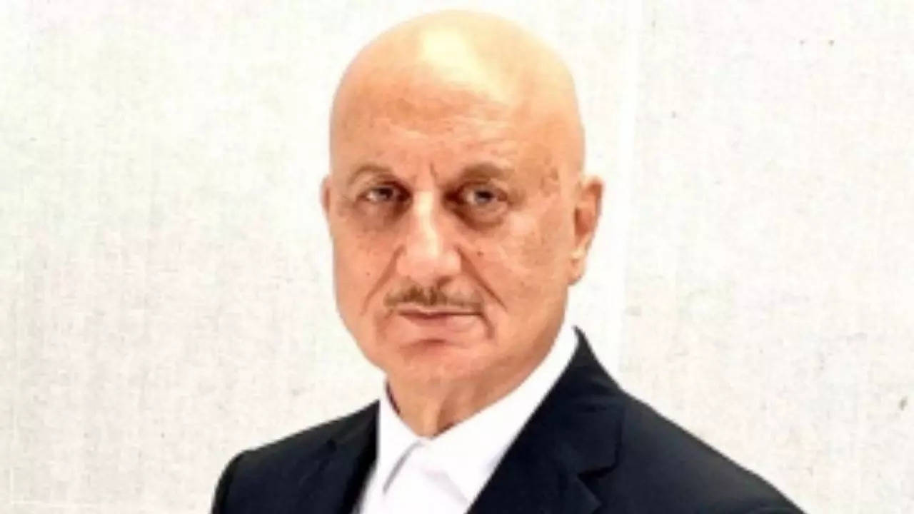 Anupam Kher injured