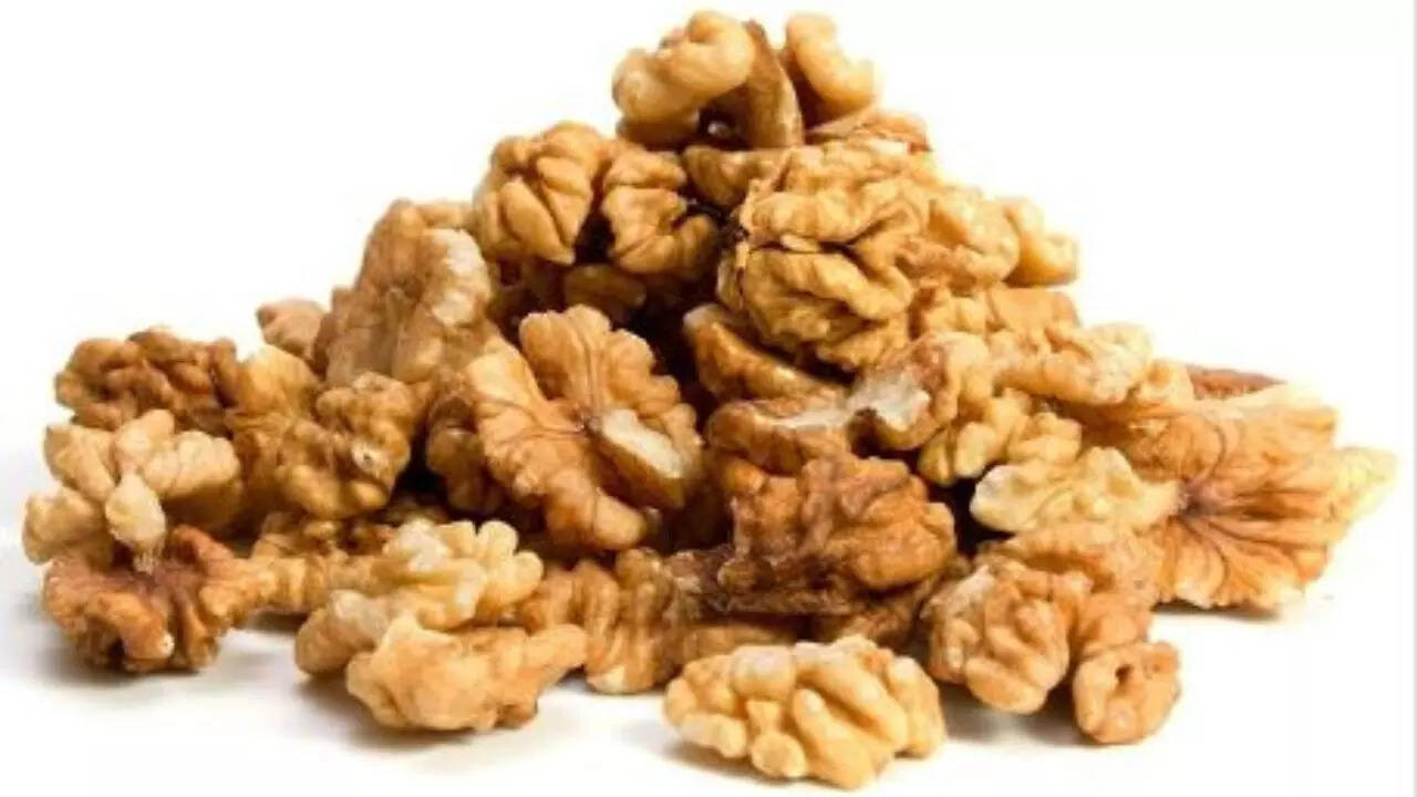 Here are the 7 health benefits of eating soaked walnuts that we bet you