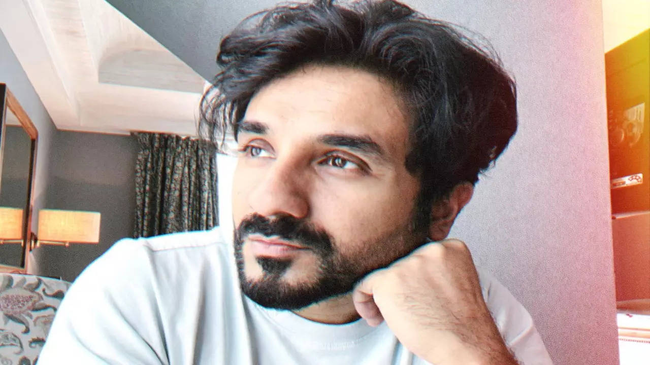 Vir Das calls out airline after getting stuck on a flight for five hours, here's what happened