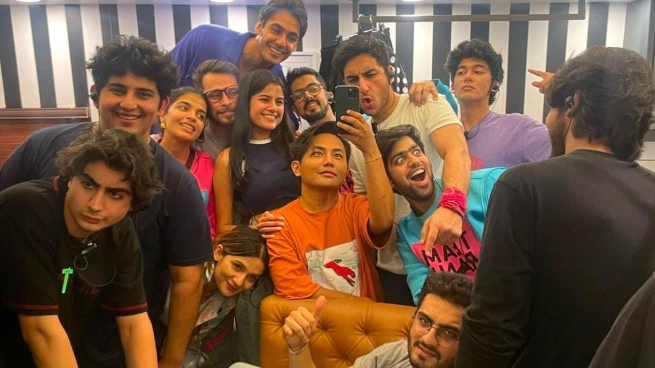 Saif Ali Khan Son Ibrahim Looks Dapper As He Poses For A Pic With 
