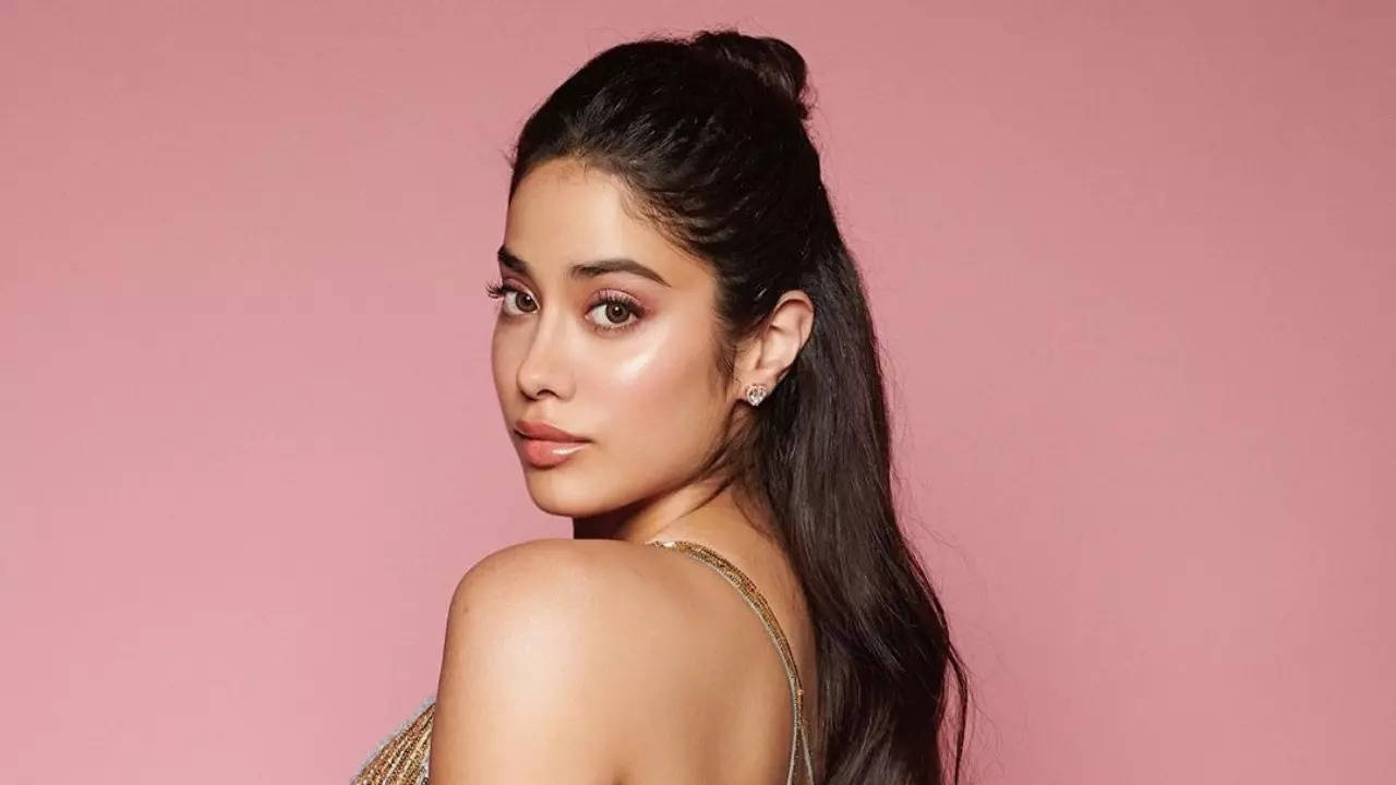 Happily single but 'lonely' Janhvi Kapoor has THIS message for her future boyfriend: 'I only attract...'