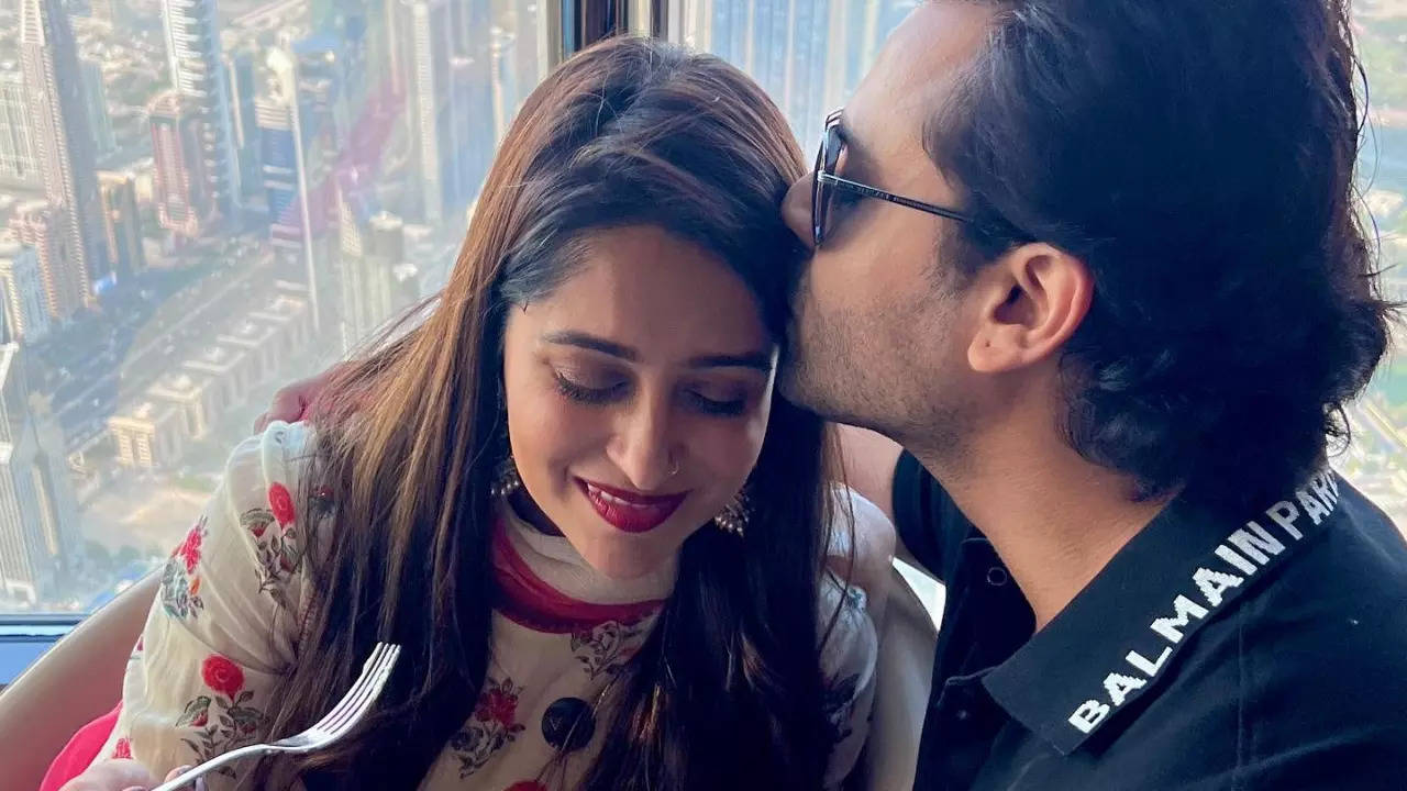 Dipika Kakar gets kiss of love and special birthday surprise from hubby Shoaib Ibrahim in Dubai, their pics are pure love