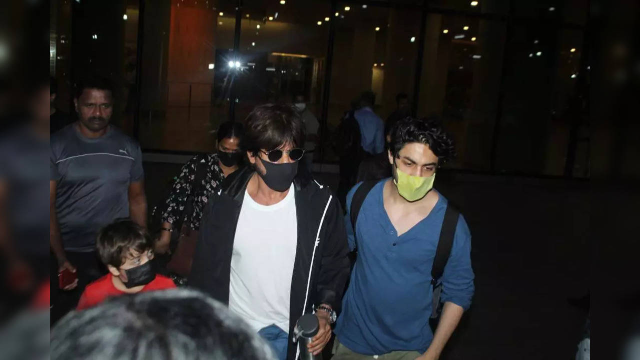 Shah Rukh Khan's son Aryan tries to calm down his father after fan ...