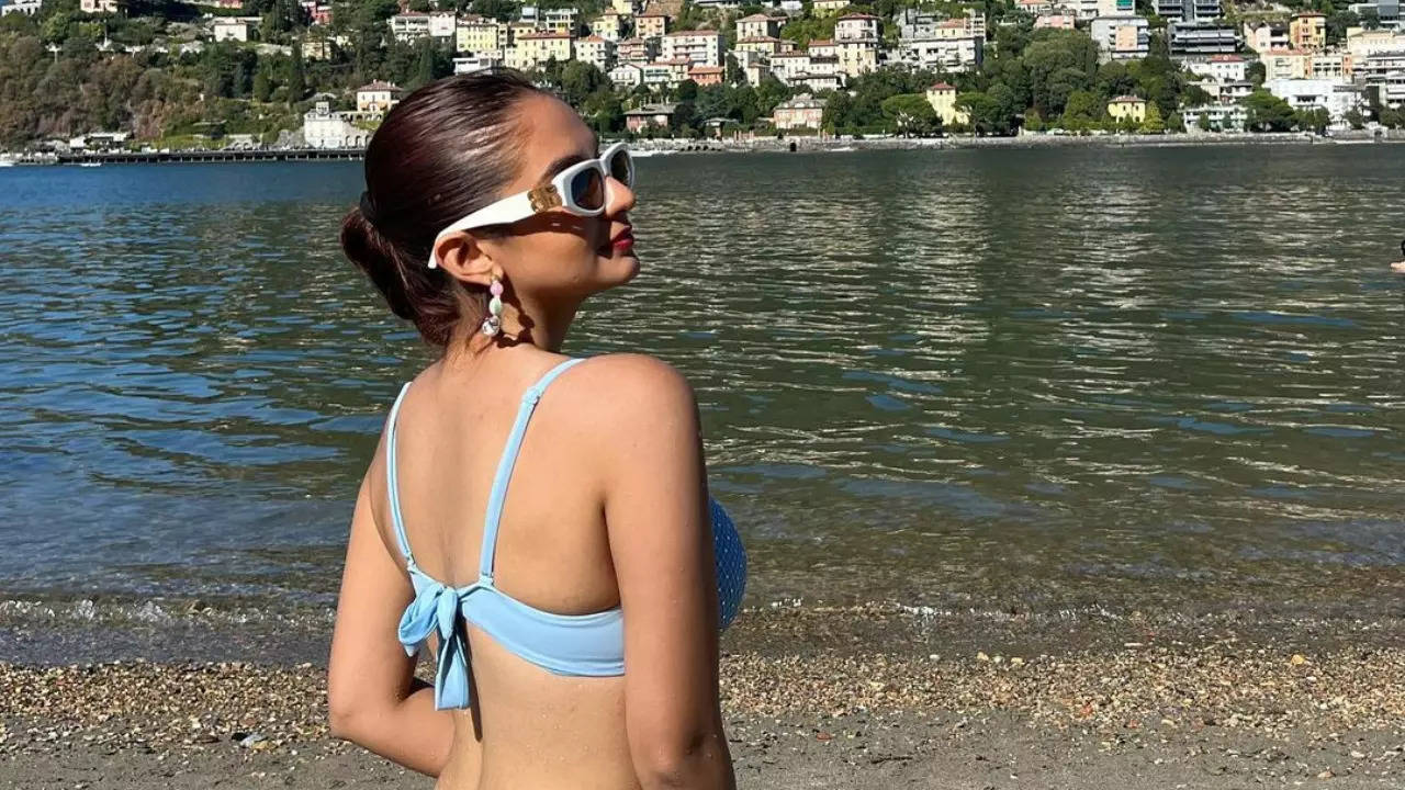 Anushka Sen Looks Hot In Bikini As She Flaunts Her Toned Back Actress Enjoys Exotic Vacation In