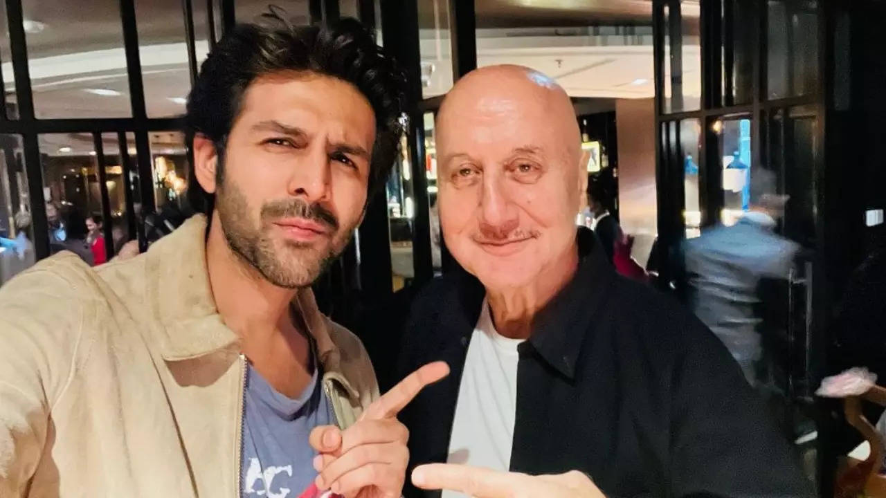 After Aamir and Akshay's flops, Anupam Kher shares pic with 'superstar' Kartik, writes, 'Who had ever imagined...'