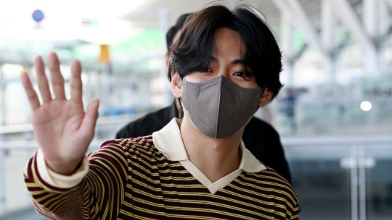 BTS's V praised for his sensible airport fashion with the bag that he  designed
