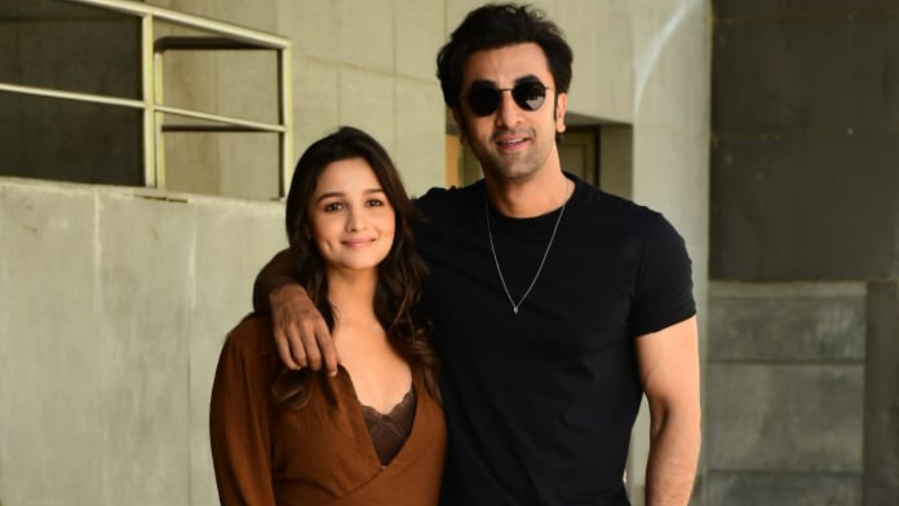 Mom-to-be Alia Bhatt Flaunts Baby Bump As She Returns To Bay With Hubby ...