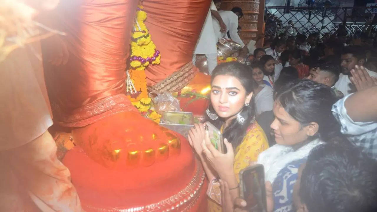 Tejasswi Prakash seeks blessings from Lalbaugcha Raja