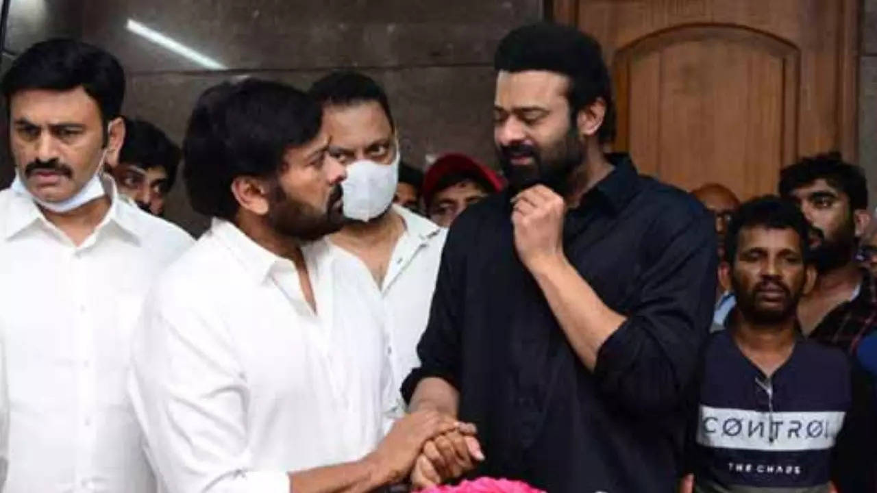 Chiranjeevi consoles crying Prabhas at Krishnam Raju's funeral