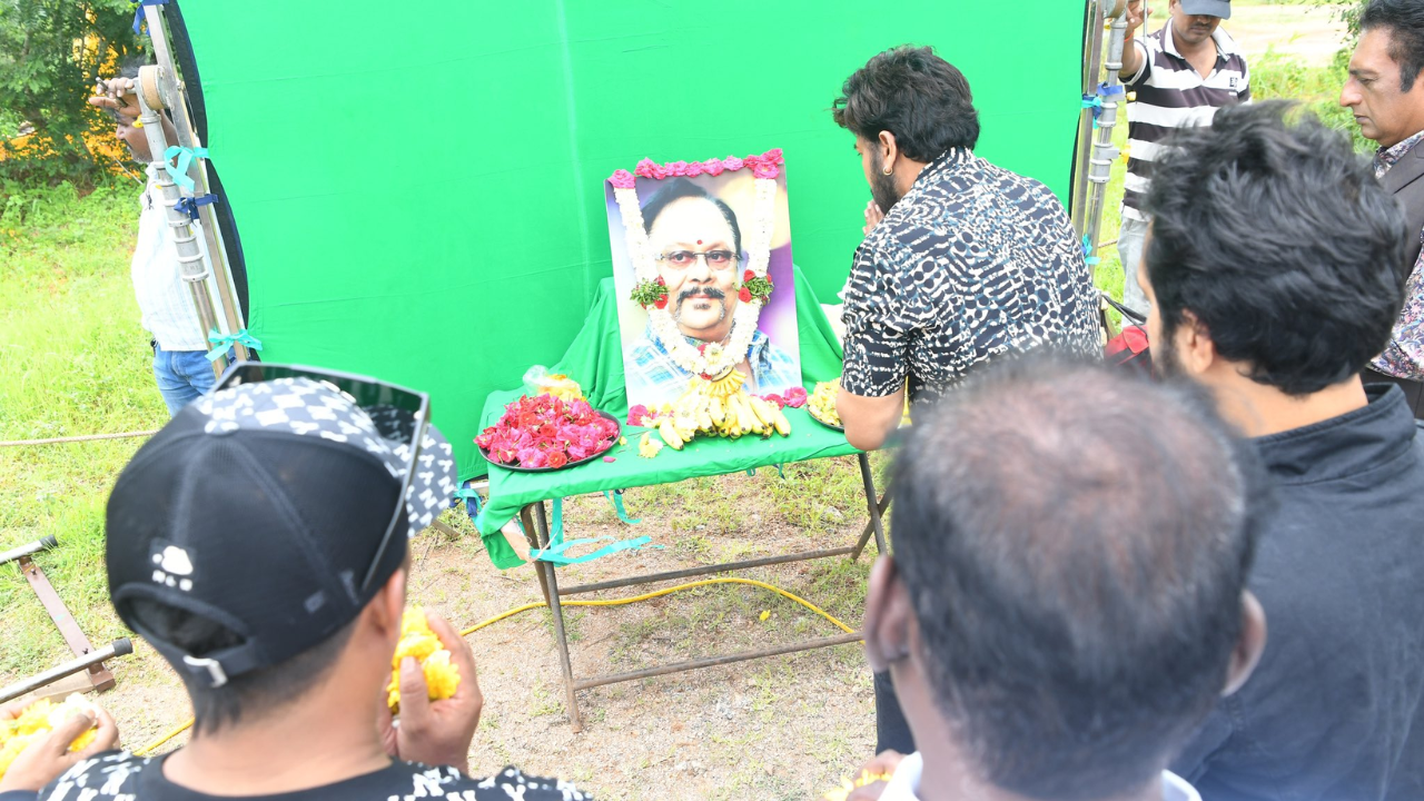 Chiranjeevi pays tribute to Rebel Star Krishnam Raju