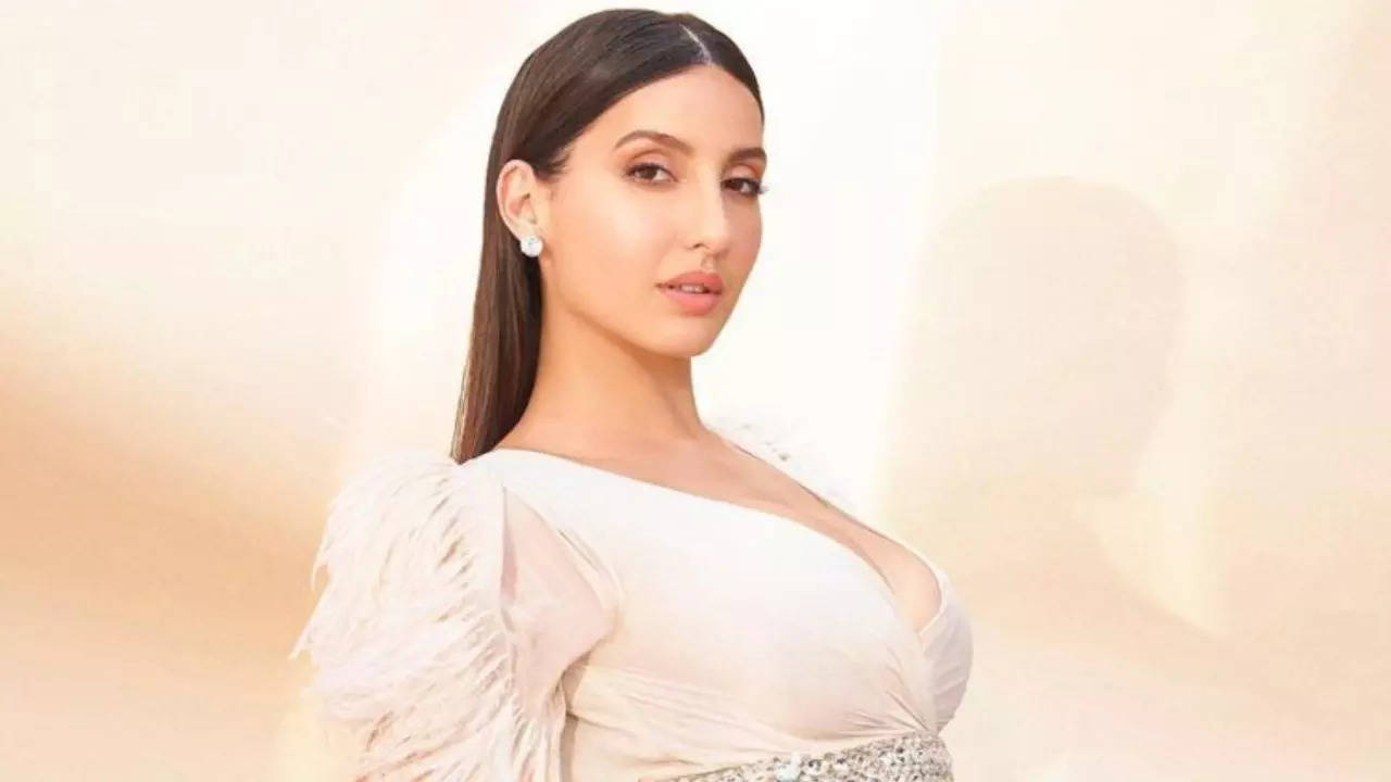 IIFA 2022: Nora Fatehi stuns in a shimmery blue gown