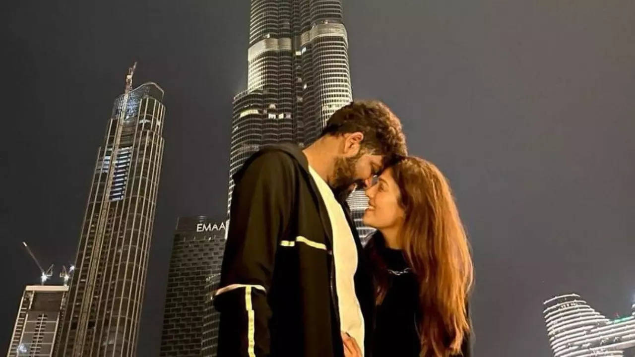 Nayanthara Surprises Vignesh Shivan With B'day In Burj Khalifa's Shadow ...