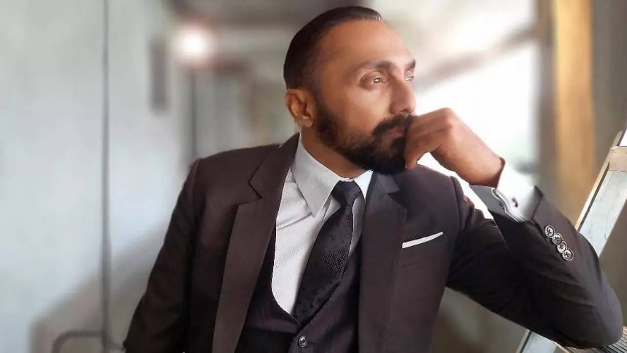 Rahul Bose makes blunder while slamming airline for delayed boarding, 'deceptively inedible' food and more - details