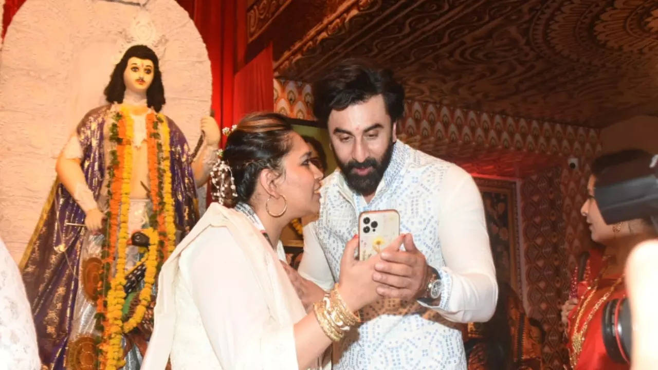 Ranbir Kapoor gets mobbed by fans as he attends Durga Puja pandal; his reaction wins hearts - WATCH