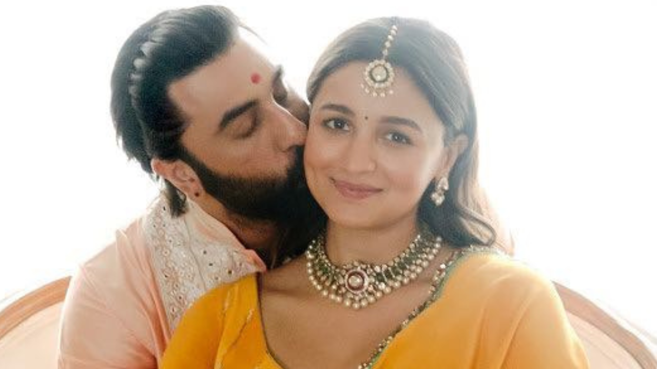 Photos Of The Day: Alia Gets A Kiss From Ranbir, Kareena Shares Her ...