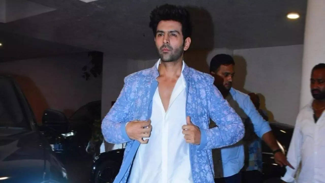 Kartik Aaryan's fans shower him with 'pyaar' as Freddy actor explores local streets of Ahmedabad - watch video