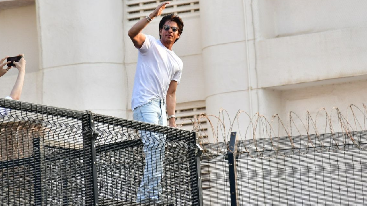 Shah Rukh Khan Is Grateful For ‘sea Of Love On His 57th Birthday Poses With Fans Gathered