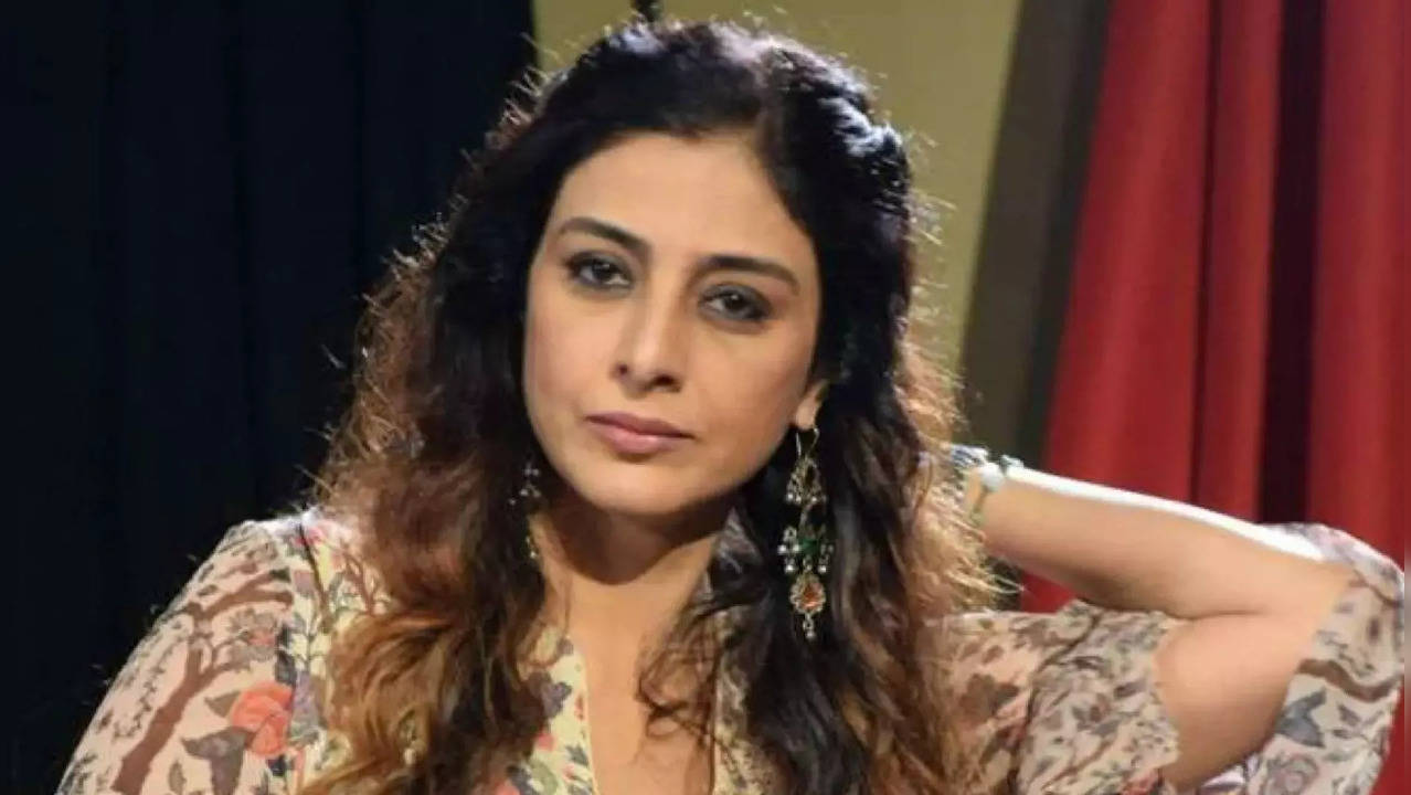 i have no love for my father in my heart... tabu made a shocking revelation, know the reason, बॉलीवुड न्यूज News | Zoom TV