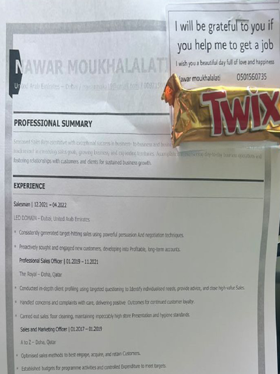 Dubai job seeker hands out resume with chocolates at traffic signal
