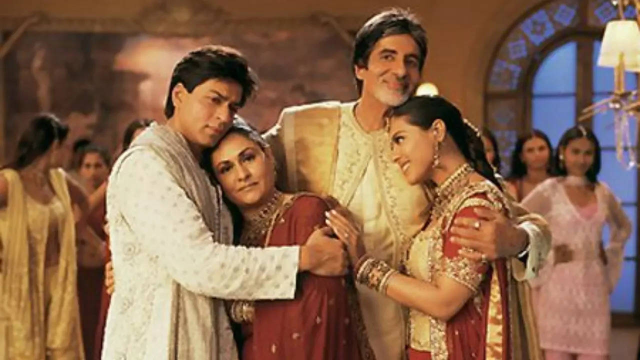 K3G reunion at KIFF 2022? Rani Mukerji kisses SRK's hand, latter ...