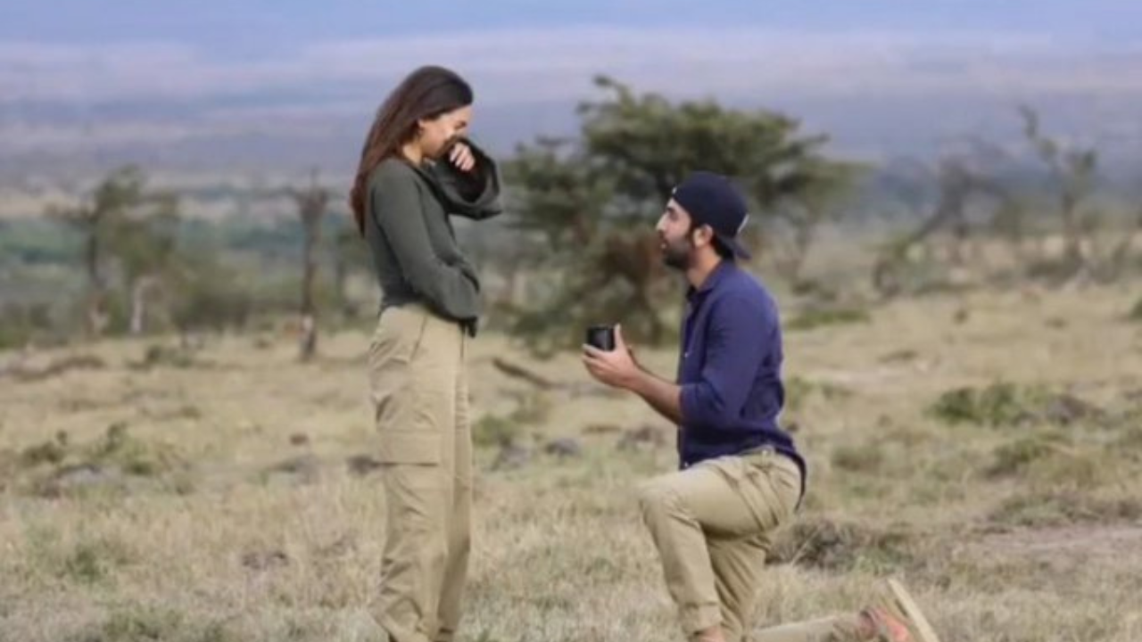 Ranbir Kapoor goes down on one knee in front of an emotional Alia Bhatt ...