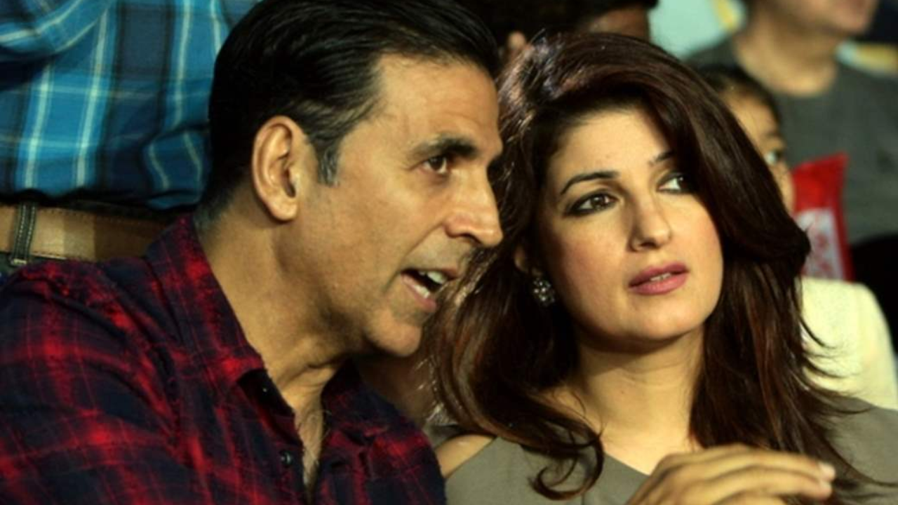 Akshay Kumar shares intimate moment with wife Twinkle Khanna on 22nd ...