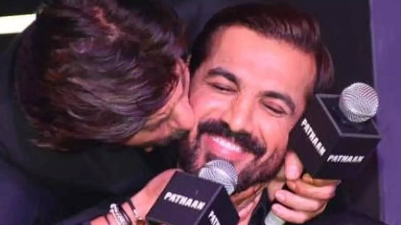 John Abraham Blushes Cutely As Shah Rukh Khan KISSES Him On Cheeks ...