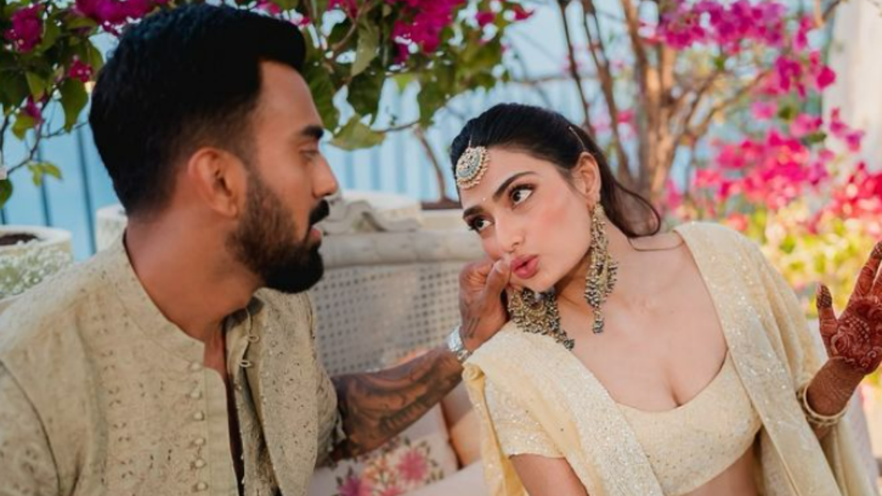 Athiya Shetty gets introduced to KL Rahul's cricket family in hilarious Hum Saath Saath Hain style. Watch VIRAL video