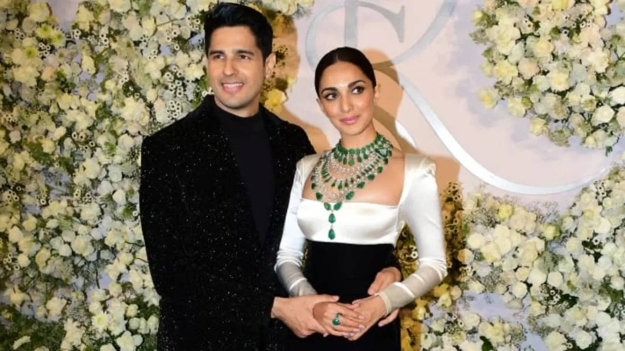 Inside videos from Kiara Advani-Sidharth Malhotra's wedding reception