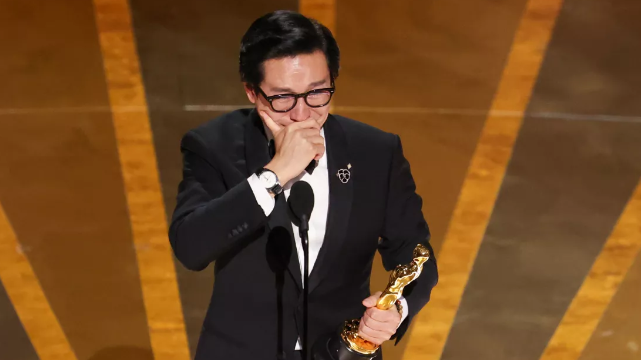 Ke Huy Quan breaks down while giving speech (Image Credit - LA Times)