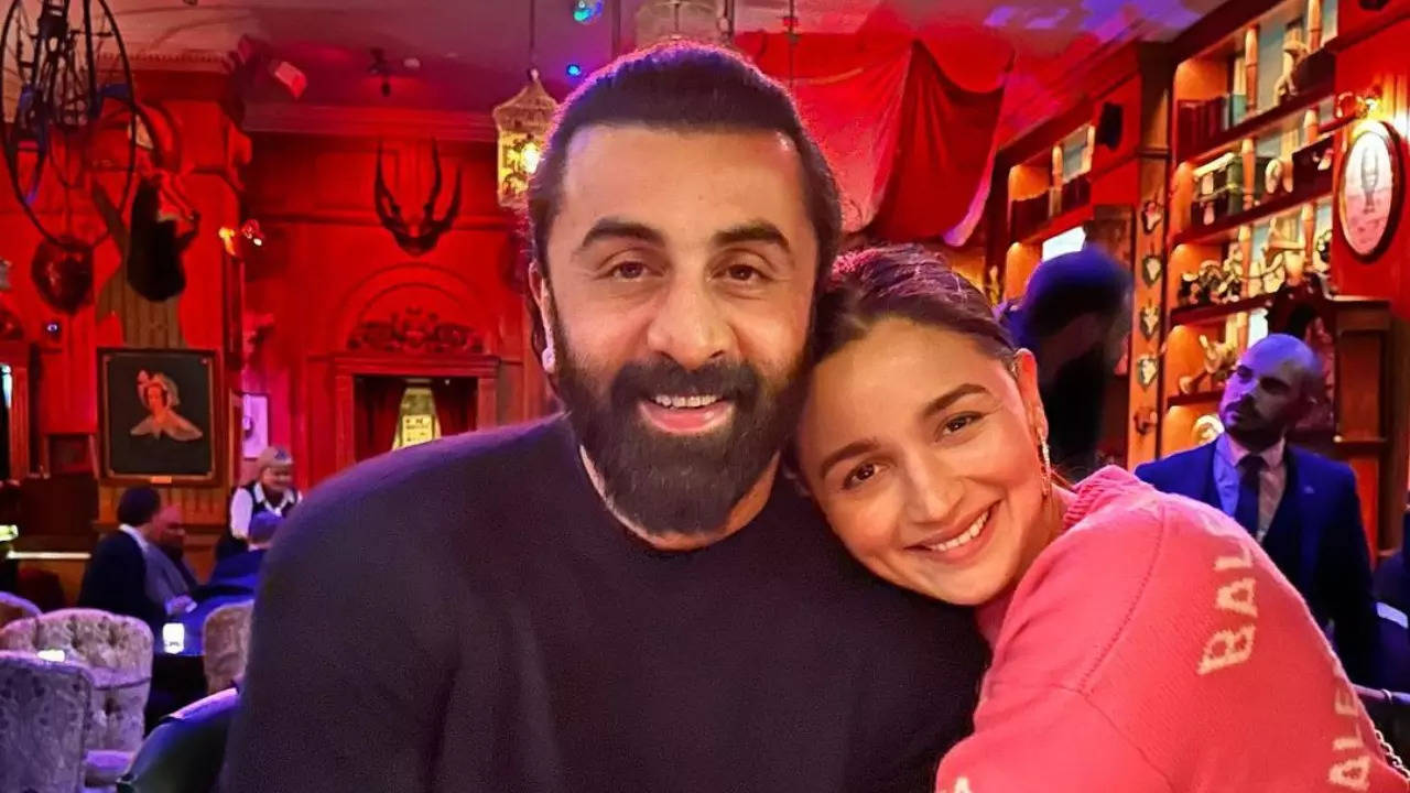 Alia Bhatt and Ranbir Kapoor cosy up in former's birthday celebration pics