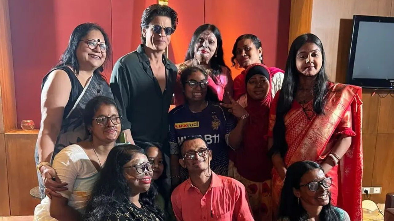 Shah Rukh Khan poses with acid attack survivors